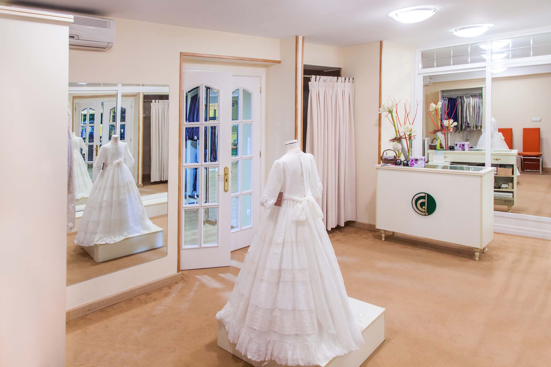 Vestidos y trajes de comunión